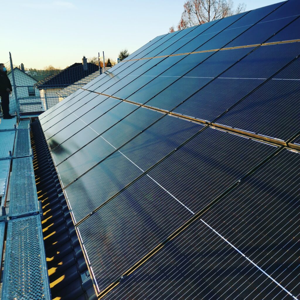 Photovoltaikmodule_auf_einem_Dach_montiert
