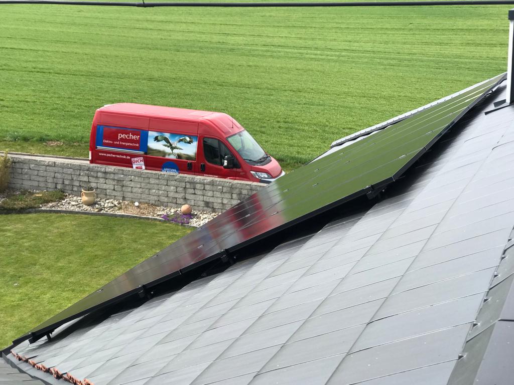 Nahaufnahme von Photovoltaikmodulen mit Spiegelung des Himmels