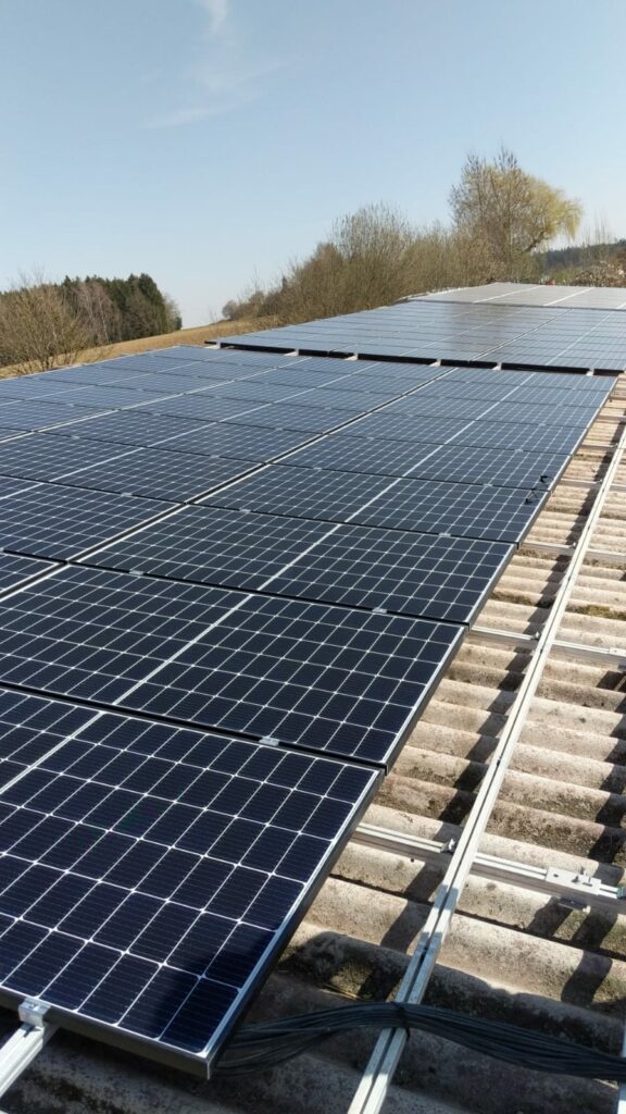 Eine große Photovoltaikanlage auf einem großem Dach