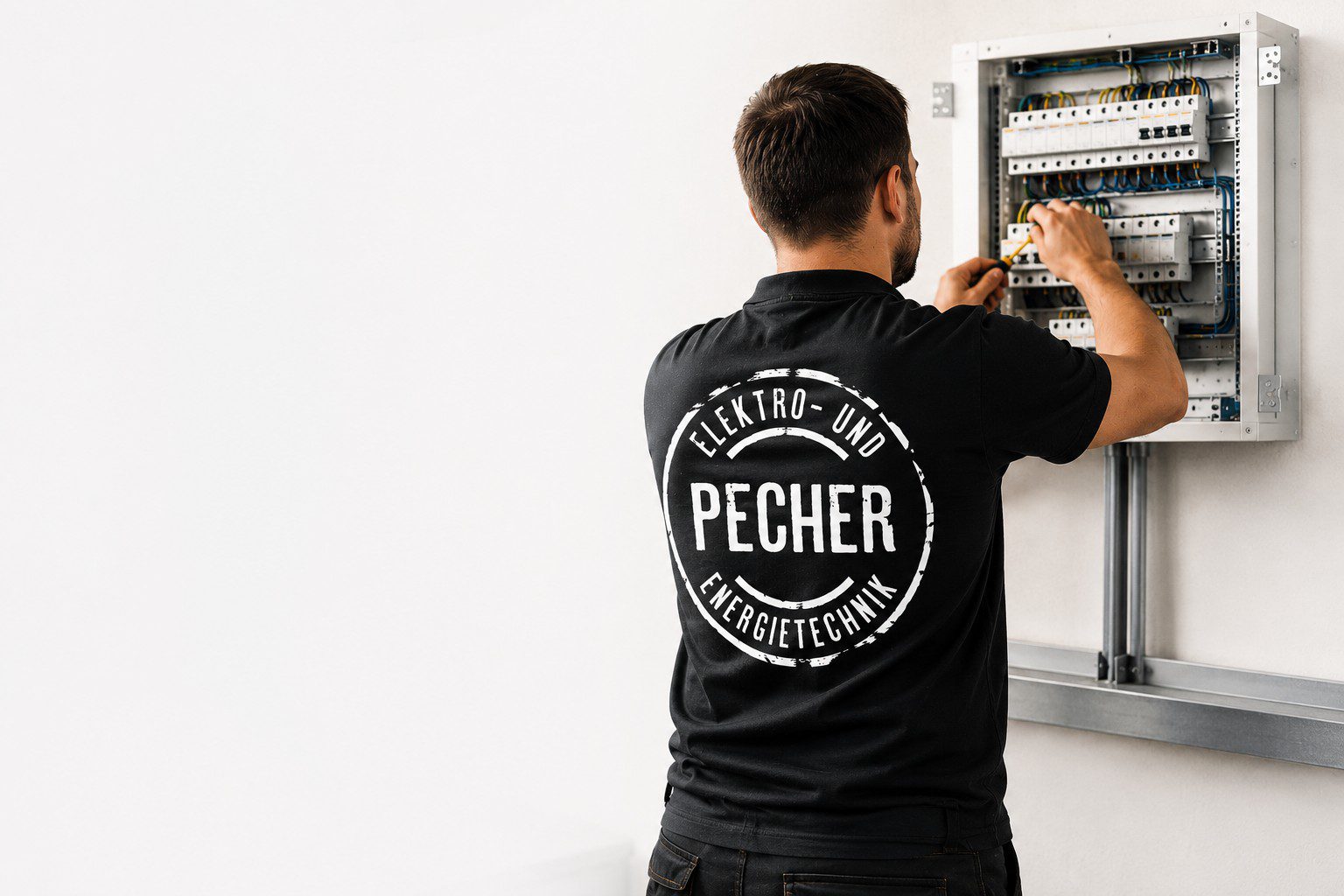 Elektriker von Pecher Elektro- und Energietechnik bei der Arbeit an einem Sicherungskasten