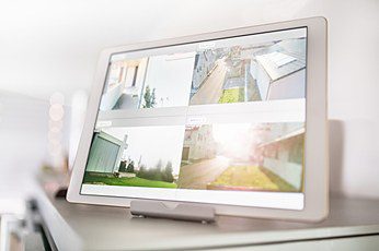 Monitor mit vier Live-Ansichten einer Videoüberwachungsanlage