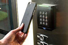 Zutrittskontrolle mit Smartphone am Kartenleser